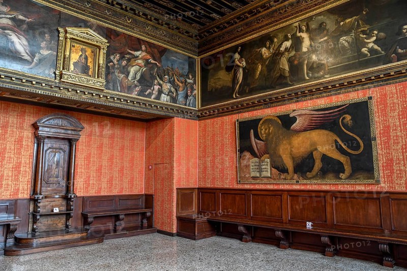 Painting with Venetian lion, Doge's Palace, San Marco district, Venice, Veneto region, Italy, Europe