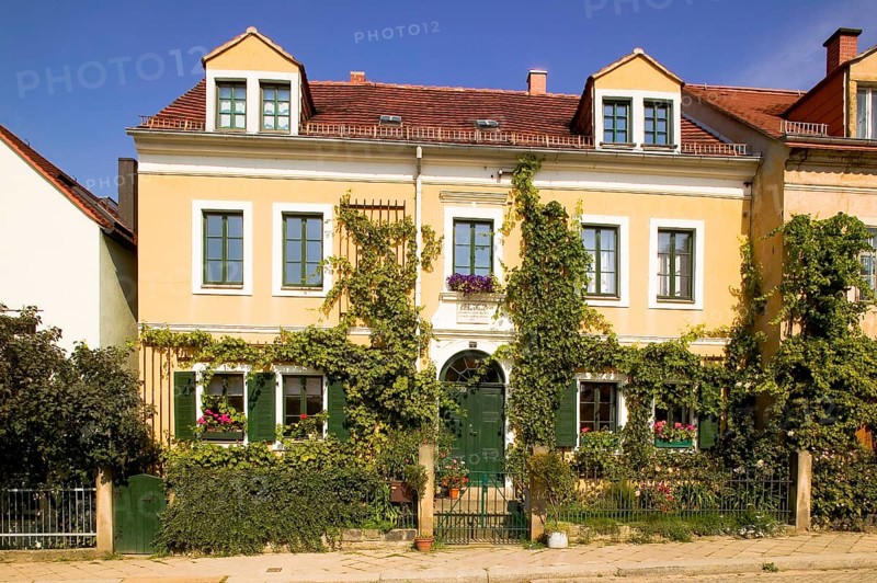 A memorial plaque on the house no. 10, built around 1830, commemorates Clara Schumann's father, Friedrich Wieck, who lived here from 1840 until his death in 1873