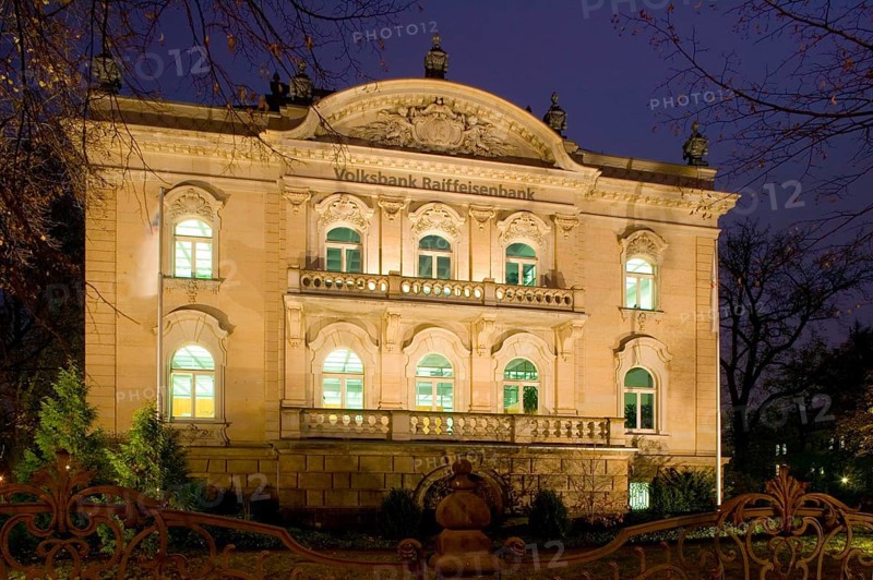 Villa Eschebach, built in 1901 on Albertplatz, destroyed in 1945 and extensively renovated in 1995-97 for the Volksbank. Facing away from the square is the remarkable counter hall, which is reminiscent of an orangery