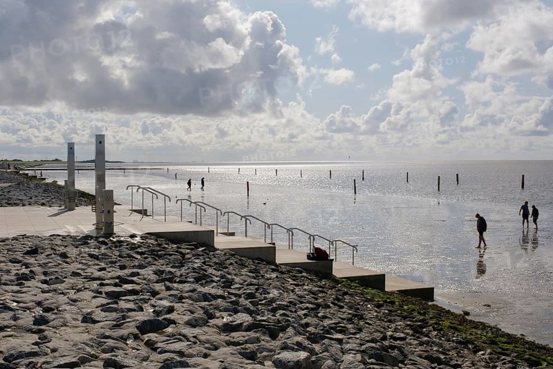 Tourists in the mudflats, promenade on the beach, Norddeich, Norden, North Sea, East Frisia, Lower Saxony, Germany, Europe