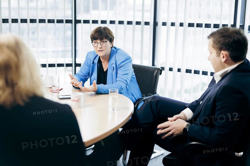 Lars Klingbeil und Saskia Esken, Bundesvorsitzende der SPD, aufgenommen im Rahmen eines Interview mit dem RND in Berlin, 05.12.2023