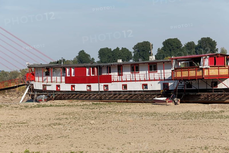 Houseboat run dry on the Rhine, extreme low water in August 2022, Düsseldorf, North Rhine-Westphalia, Germany, Europe