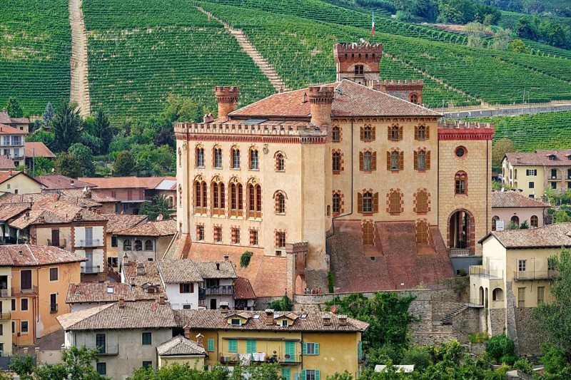 The town of Barolo with its castle, Castello di Barolo, seat of the Enoteca Barolo, province of Cuneo, Langhe, Piedmont, Italy, UNESCO World Heritage Site, Europe