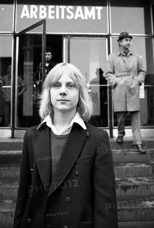 Young unemployed people who have just left school and young unemployed people at the Dortmund job centre on 22.10.1974, Germany, Europe