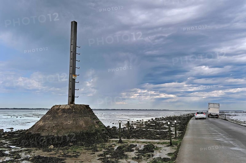 The Passage du Gois, Gôa, a tidal causeway from Beauvoir-sur-Mer to Île de Noirmoutier, La Vendée, Pays de la Loire, France, Europe