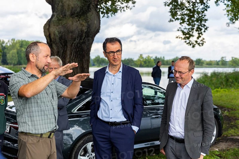 Federal Minister of Food and Agriculture, Cem Özdemir, visits the Karsten Ringpfeil pond farm in Königswartha together with Saxony's Minister of Agriculture, Wolfram Günther