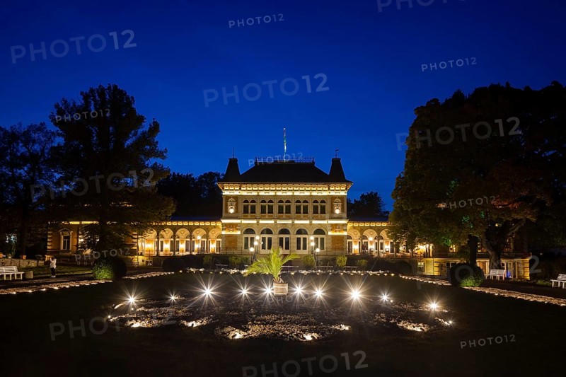 The Saxon State Spa Bad Elster has installed an impressive lighting system. A fascinating world of experience and lights in the Royal Gardens. The imposing architecture surrounded by masterful horticultural art and an illumination experience that is unique in Europe. Royal House of Culture Bad Elster