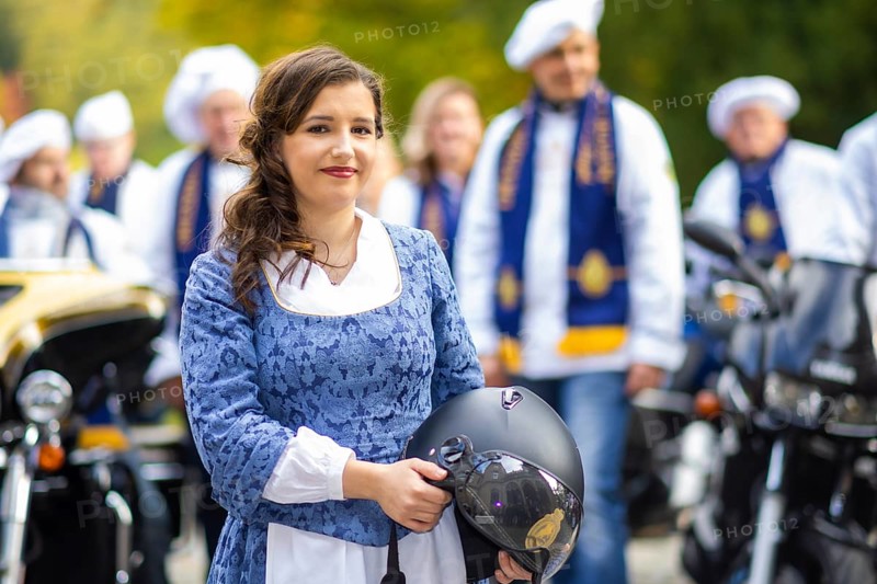 17-year-old bakery apprentice Lisa Zink is Dresden's new Stollen Girl. Her inauguration at Eckberg Castle was celebrated with a biker parade, in which Dresden bakers presented themselves on their own motorbikes. The new Stollen Girl rode up in front of the castle as a pillion passenger on a Harley-Davidson
