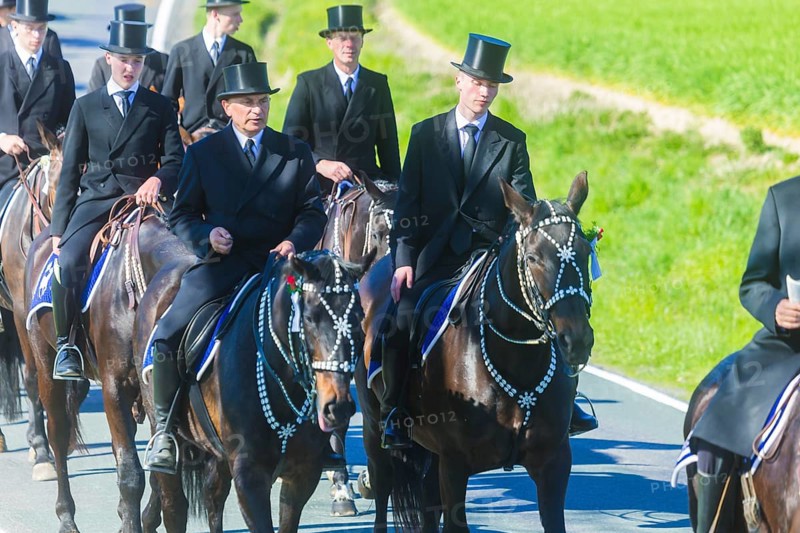 Every year at Easter there are about 5 processions in Lusatia, each with about 200 riders. The Catholic Church continues old Sorbian rites here. Thousands of spectators watch the impressive cavalcades