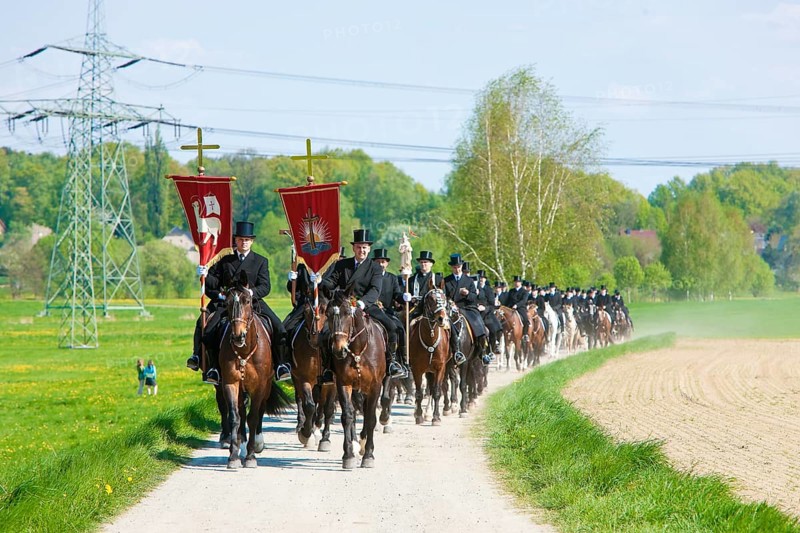 Every year at Easter there are about 5 processions in Lusatia, each with about 200 riders. The Catholic Church continues old Sorbian rites here. Thousands of spectators watch the impressive cavalcades