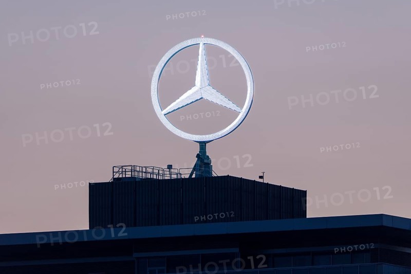 Merdedes star, Daimler, Mercedes-Benz, Group headquarters, Illuminated, Stuttgart-Untertürkheim, Baden-Württemberg, Germany, Europe