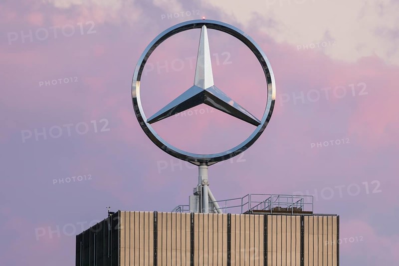 Merdedes star, Daimler, Mercedes-Benz, Group headquarters, evening atmosphere, Stuttgart-Untertürkheim, Baden-Württemberg, Germany, Europe