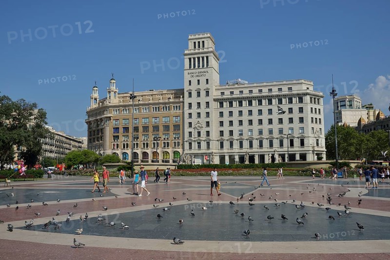 Building of Banco Español de Crédito in Plaça de Catalunya square, Barcelona, ??Catalonia, Spain, Europe