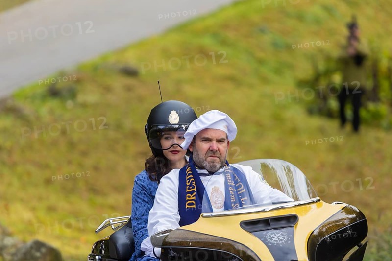 17-year-old bakery apprentice Lisa Zink is Dresden's new Stollen Girl. Her inauguration at Eckberg Castle was celebrated with a biker parade, in which Dresden bakers presented themselves on their own motorbikes. The new Stollen Girl rode up in front of the castle as a pillion passenger on a Harley-Davidson