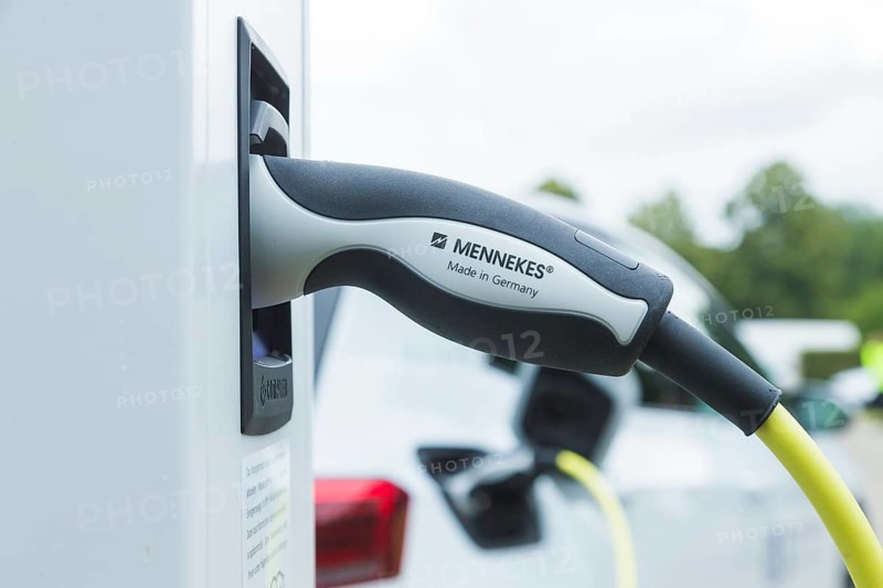 Volkswagen's Transparent Factory continues to expand its e-charging infrastructure. One of the largest charging parks in Saxony was opened in the customer and visitor car park. Golf ID3 at the new charging station