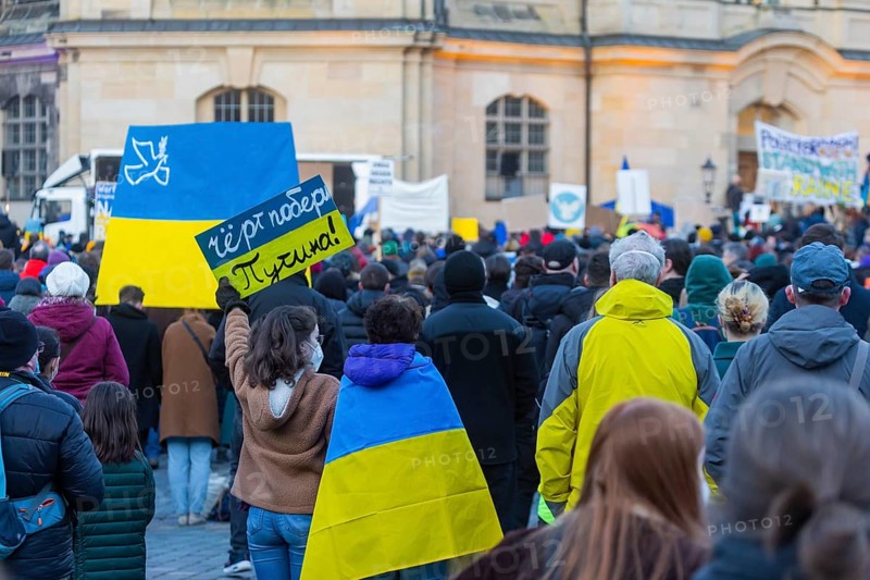 In Dresden, about 3, 000 people gathered on Neumarkt in front of the Church of Our Lady. On posters and banners they demanded, among other things, Stop the War and Freedom for Ukraine and expressed their solidarity with the people in Ukraine