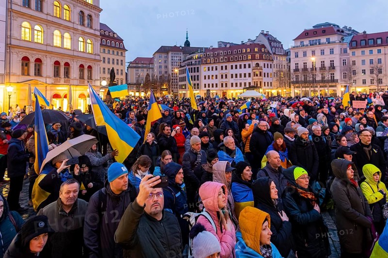 On the first anniversary of the Russian invasion of Ukraine, a large solidarity rally of Dresdeners with numerous Ukrainian refugees took place on Neumarkt in front of the Church of Our Lady. At the end, all participants came together to form a large chain of lights