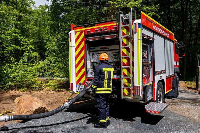 Joint press event of the Saxon State Ministry of the Interior and the Saxon State Ministry of Energy, Climate Protection, Environment and Agriculture Interior Minister Armin Schuster and Environment Minister Wolfram Günther provided information on how to be better prepared for the next forest fires. A firefighter demonstrates the use of extinguishing water from a newly constructed underground cistern