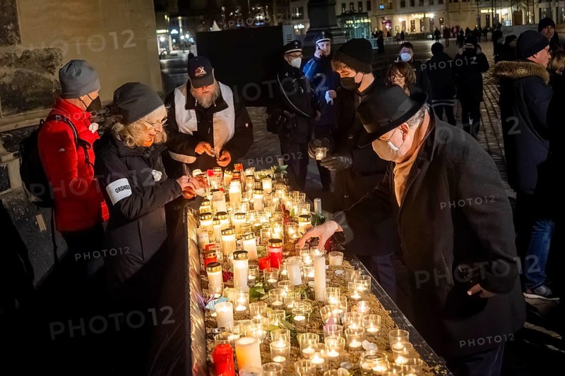 On 13 and 14 February 1945, Dresden was heavily destroyed in three Allied bombing raids. Every year, the people of Dresden commemorate this event in various events. Dresdeners place candles at the Church of Our Lady