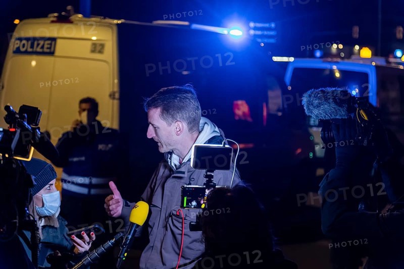 Corona deniers wanted to organise a demonstration in Dresden, which was banned by the city of Dresden. However, up to 500 people ignored this. Units of the Saxon riot police and Berlin police stopped them. A total of 780 police officers were deployed. Lateral thinking head Marcus Fuchs from Bautzen gives an interview