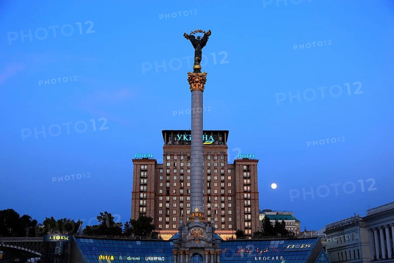 Ukraine Independence Monument on the Majdan Nesaleshnosti and the Hotel Ukrajina, Kiev, Ukraine, Europe