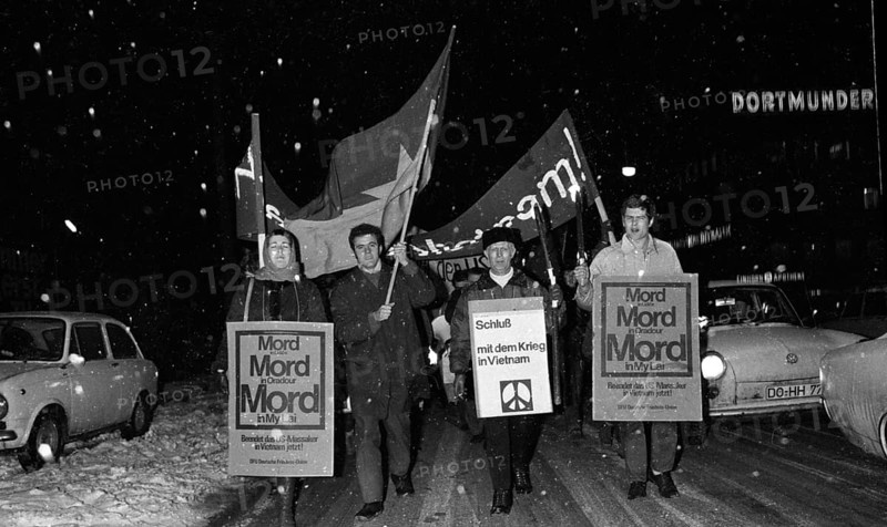 The warfare of the US army in Vietnam, Cambodia and Laos was increasingly rejected by the German public in the 1960s, especially by the youth and student movements. . Dortmund 1069, partly in snow flurries, DEU, Germany, Bonn, Dortmund, Europe