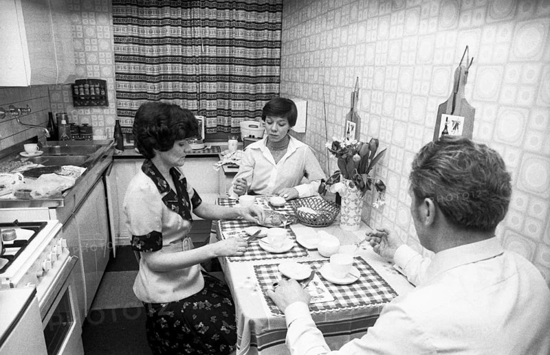 The German figure skater Dagmar Lurz here on 19.01.1976 in her parents' house surrounded by her family and relatives in Dortmund was successful at the Olympic Games, World and European Championships is the daughter of a steelworker at Hoesch AG Westfalenhuette, Germany, Europe
