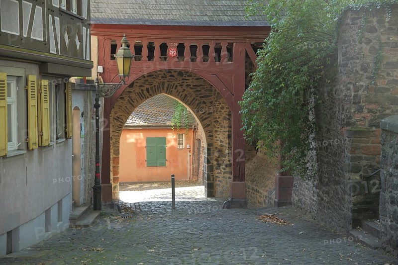 Historic customs gate at Schlossplatz, archway, city fortification, Höchst, Main, Frankfurt, Hesse, Germany, Europe