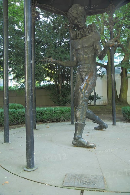 Sculpture Dancer by Doris Schmauder 1985, modern, art, figure, dancing, Taunusanlage, downtown, Main, Frankfurt, Hesse, Germany, Europe