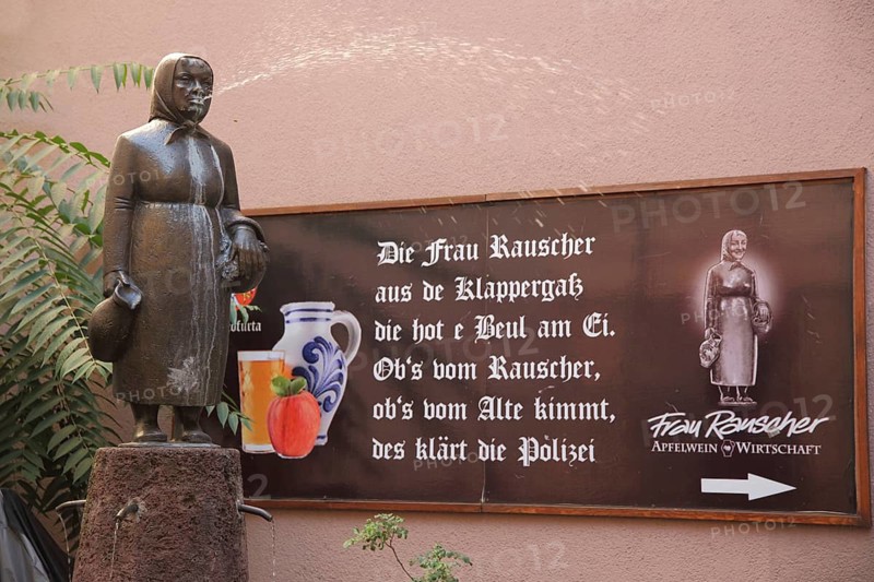 Frau Rauscher fountain as a symbol for cider culture and saying, text, local, sign, Klappergasse, Alt-Sachsenhausen, Sachsenhausen, Main, Frankfurt, Hesse, Germany, Europe
