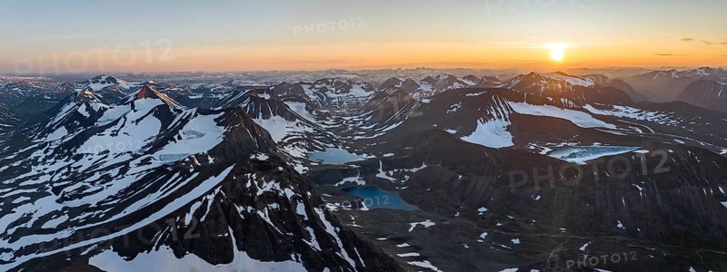 Aerial view of the peaks of Swedish Lapland, view into the valley Unna Räitavagge, also Unna Reaiddavaggi, at midnight sun, mountain Pyramiden and Knivkammen, Kebnekaise massif, Lapland, Sweden, Europe