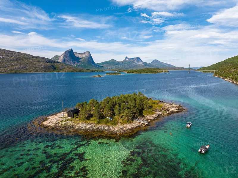 Island in the fjord off Bergen, mountains Kulhornet and Stortinden, Efjord, Tysfjord, Ofoten, Nordland, Norway, Europe