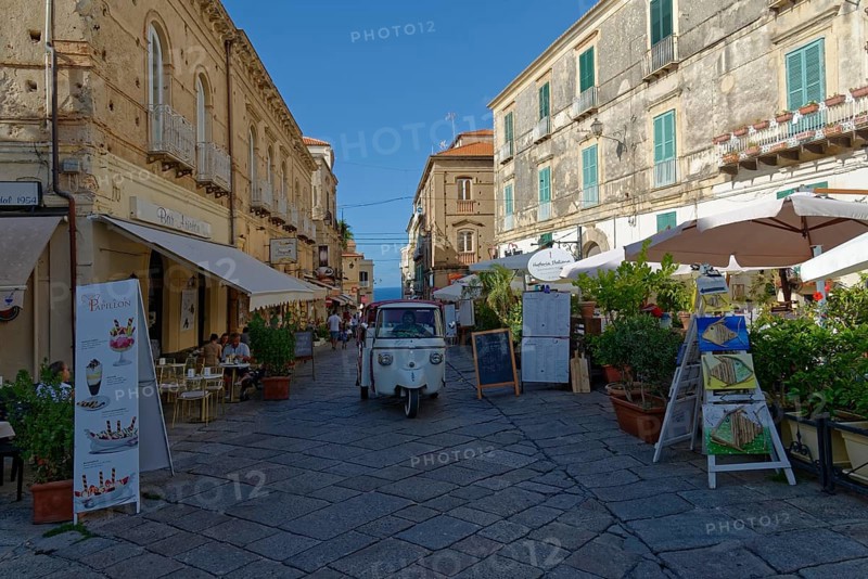 Medieval old town of Tropea with Piaggio Calessino Ape tricycle, Tropea, Vibo Valentia, Calabria, Southern Italy, Italy, Europe