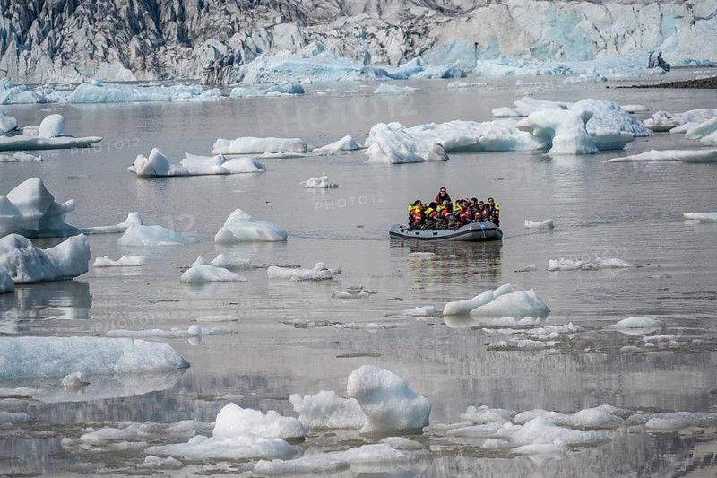 Boats with tourists in the glacier lagoon, ice lagoon Fjallsárlón, ice floes in front of glacier Fjallsjökull, Vatnajökull, Hornafjörður, Iceland, Europe