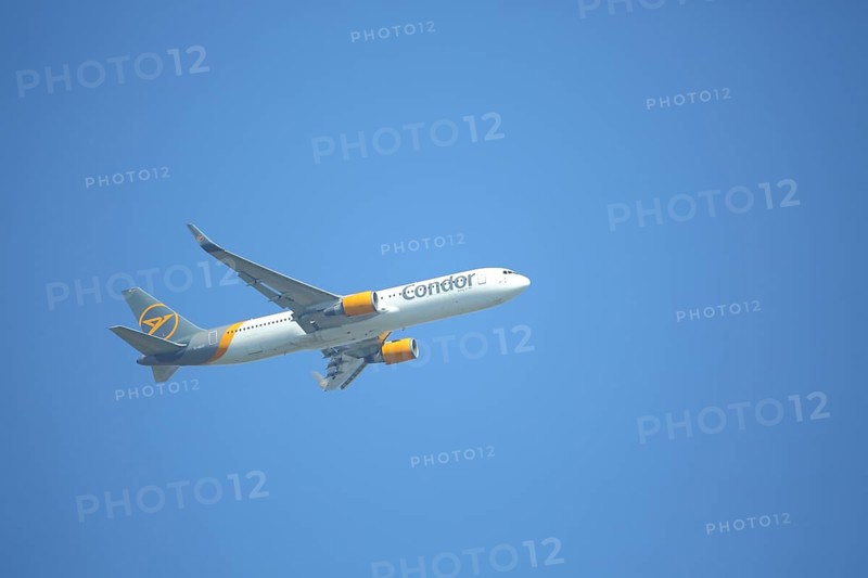Condor Boeing 767 passenger aircraft on approach to Frankfurt, Man, Hesse, Germany, Europe