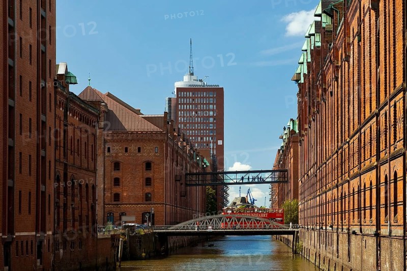 View from Kibbelsteg into Brooksfleet, Speicherstadt, Hamburg, Germany, Europe