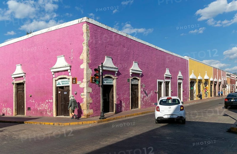Shops and business in old Spanish colonial building in city centre, Valladolid, Yucatan, Mexico, Central America