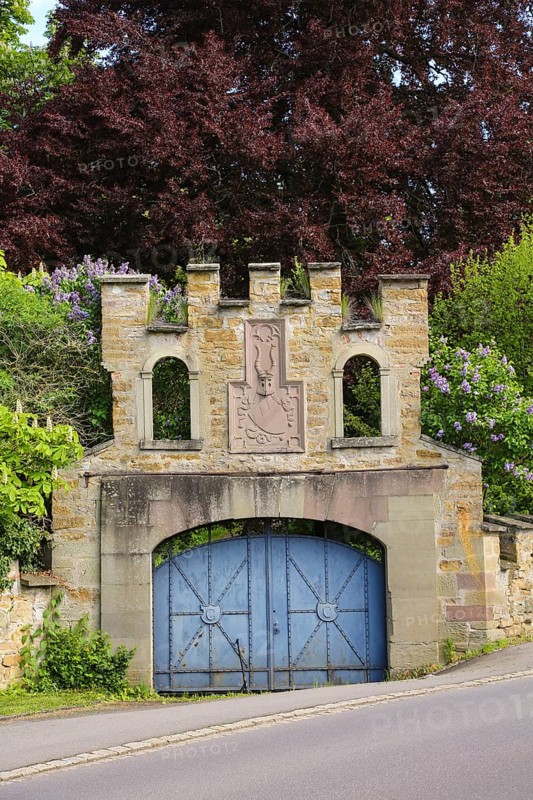 Dotternhausen Castle, Cotta's Castle, Dotternhausen Castle, historical building, noble residence, detail, wall with coat of arms, stone relief, blue gate, Dotternhausen, Zollernalbkreis, Baden-Württemberg, Germany, Europe