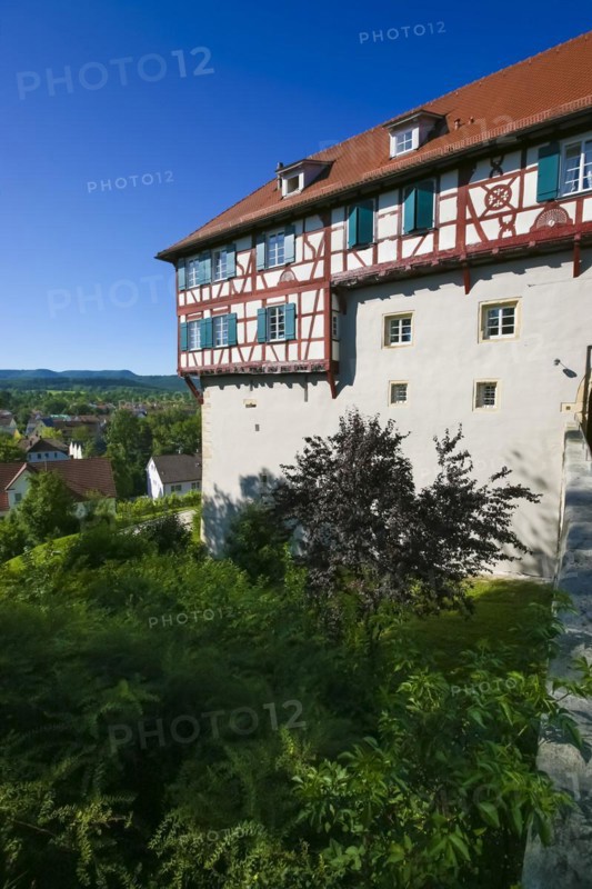 Gomaringen Castle, former parish seat of Johann Ulrich Schwindrazheim, Gustav Schwab Museum, former aristocratic residence, historic building, former castle, windows, green shutters, three-storey half-timbered building, architecture, Gomaringen, Baden-Württemberg, Germany, Europe