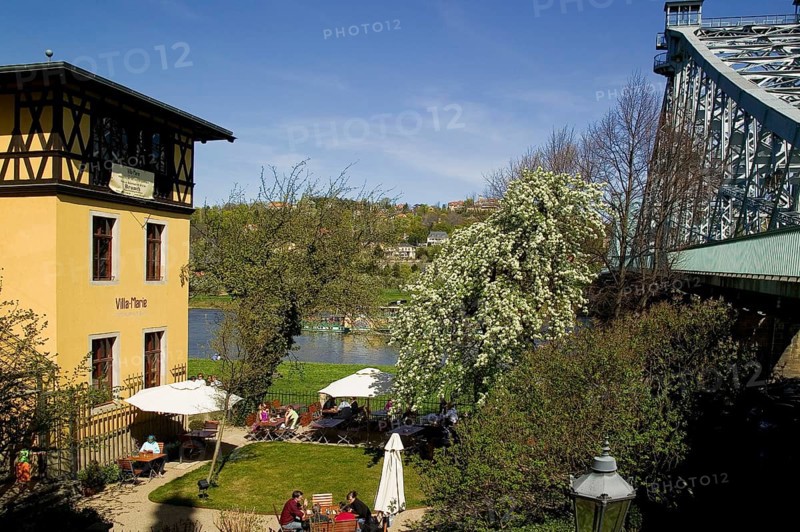 Villa Marie, a well-known restaurant in the villa of the same name next to the Blue Wonder. The house and garden exude a Mediterranean-Italian flair