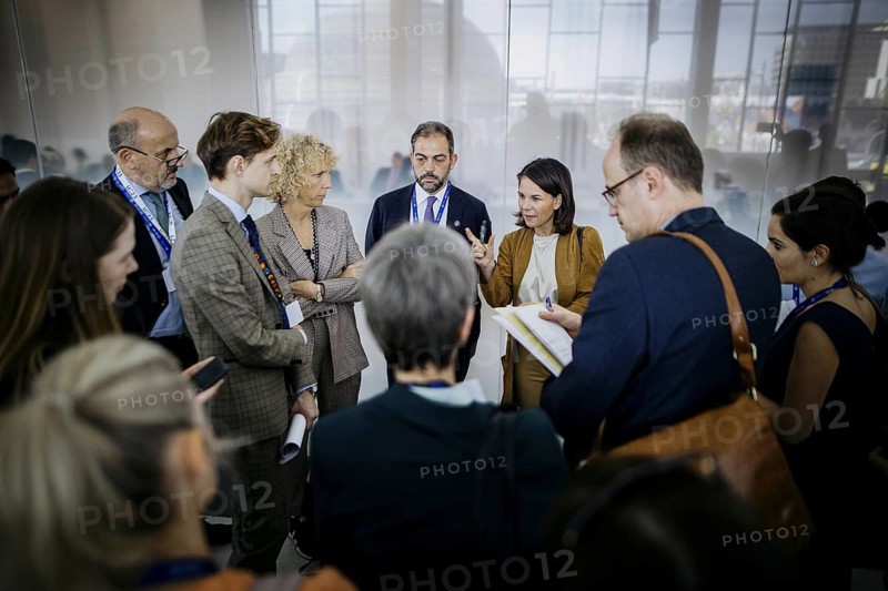 Annalena Baerbock (Buendnis 90 Die Gruenen), Bundesaussenministerin, Jennifer Lee Morgan, Staatssekretaerin und Sonderbeauftragte fuer internationale Klimapolitik im Auswaertigen Amt besprechen sich mit Vertretern der EU, im Rahmen der COP28 in Dubai, 10