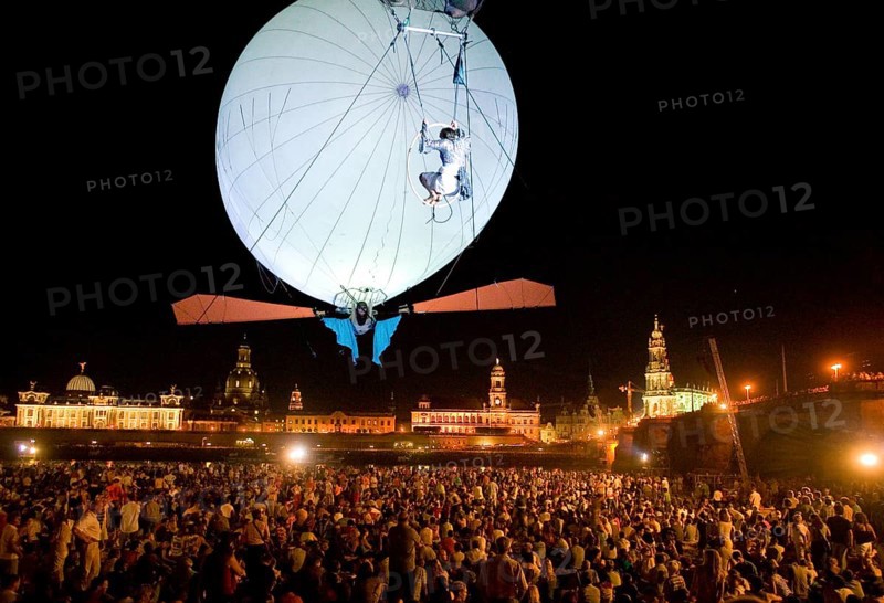 Moon, the Compagnie Plasticient from France, enchanted visitors to Dresden's Elbe meadows with the play Moon. The helium figures tell the story of the fisherman who tries to catch the moon