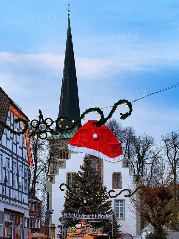 St. Nicholas Market at the Town Hall Square, Rathausplatz, Christmas Market in Brakel, Höxter, North Rhine-Westphalia, Germany, Europe