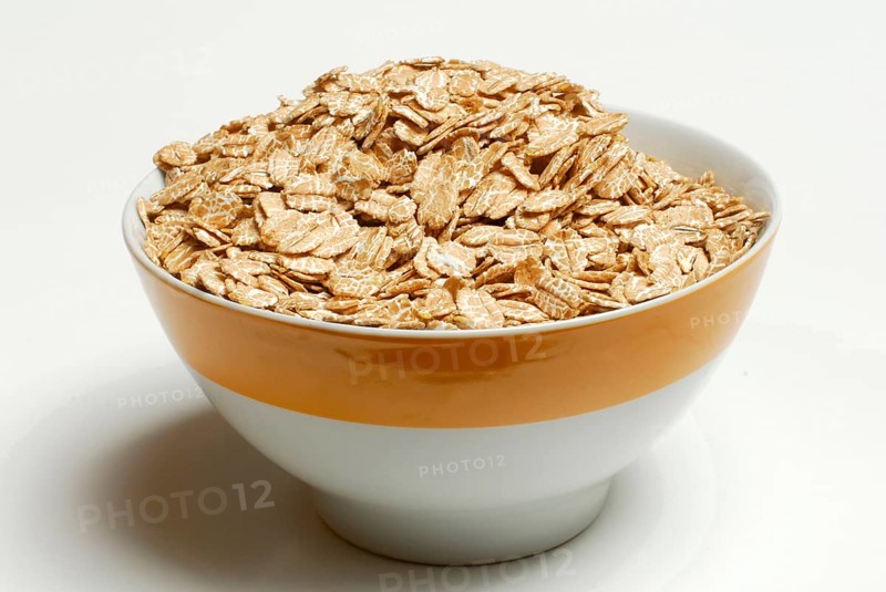 Dinkel wheatflakes (Triticum spelta) in a shell