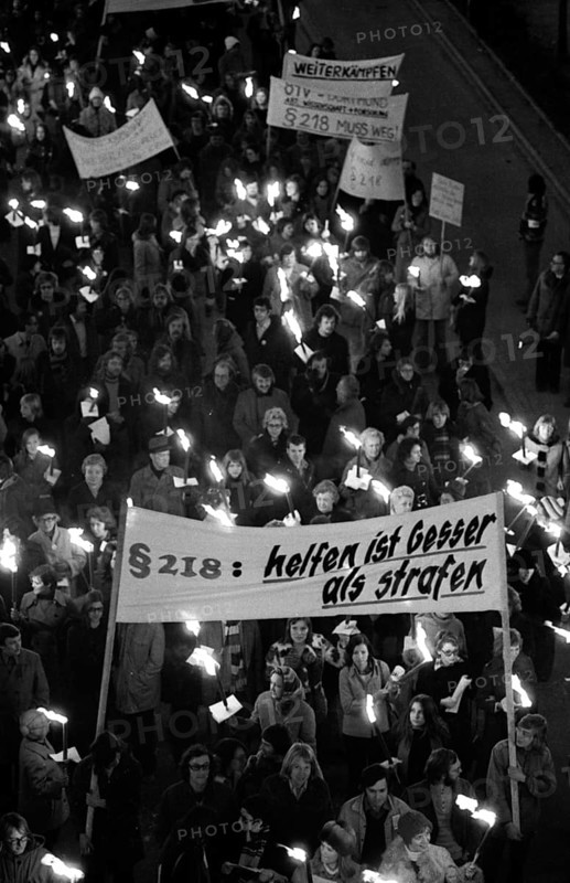 The woman's protests of the SPD, DGB and DKP against the abortion paragraph 218 on 26.2.1975 in Bonn, Germany, Europe
