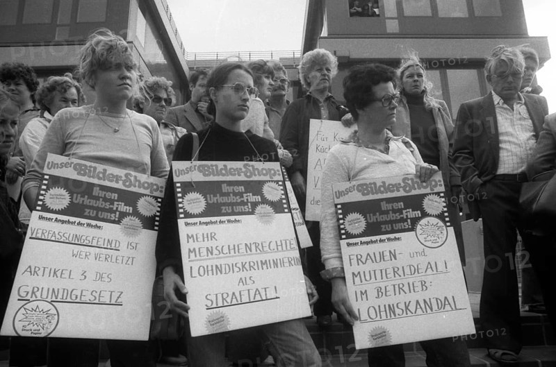 In front of and in the regional labour court, 29 woman and their relatives fought for equal pay in their company, the photo producer Heinz in Gelsenkirchen, for equal pay, accompanied in solidarity by relatives of other companies and trade unions on 19.09.1979 in Hamm, Germany, Europe