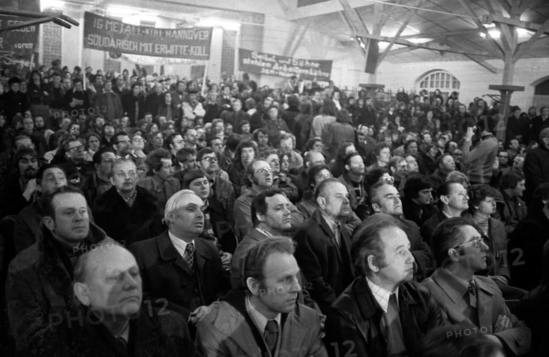 The workers in the cement industry had an unusual and first-time industrial dispute with their employer Seibel und Söhne in Erwitte. After the employer unlawfully dismissed all workers, they occupied the factory. Here is a works meeting on 10.3.1976 with the DGB, Germany, Europe