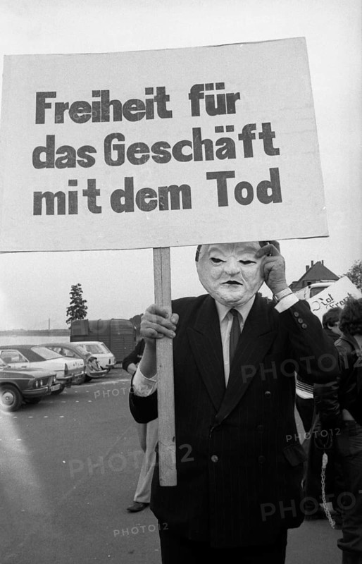 The Anachronistic Procession of Cologne-Bonn Students, a protest against German President Karl Carstens, because of his former membership in the SA was under the sign of censorship, as the students with their satirical protest wore SA and SS uniforms on 23.5.1979 in Bonn, Germany, Europe