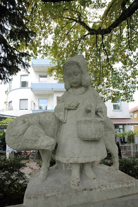 Little Red Riding Hood Fountain with Little Red Riding Hood and Wolf in Stone, Otto cock Platz, Sachsenhausen, Main, Frankfurt, Hesse, Germany, Europe