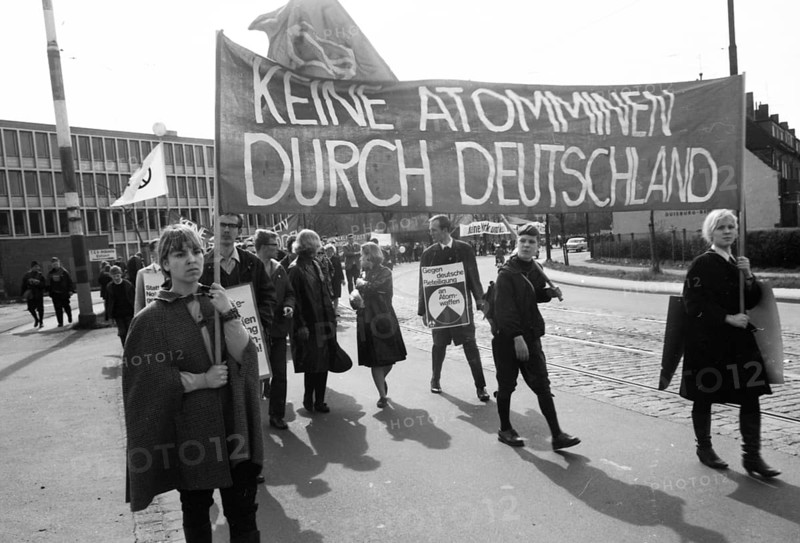 Crossed the industrial landscape of the Ruhr area and was marked by the active participation of the US icon Joan Baez. 1966, here in the Ruhr area from Duisburg to Dortmund on April 9, Ruhr area: The Easter March Ruhr 1966, Germany, crossed the industrial landscape of the Ruhr area and was marked by the active participation of the US icon Joan Baez. DEU, here in the Ruhr area from Duisburg to Dortmund on April 9, 1966, Ruhr area: The Easter March Ruhr 1966, Germany, DEU, Europe